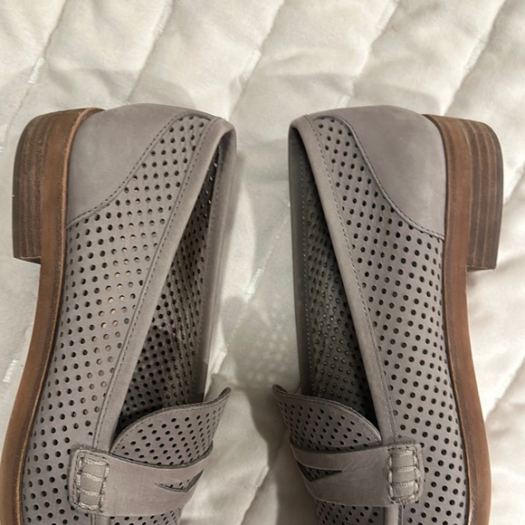 Vince Comuto Light Gray Perforated Loafers- sz 8 - Picture 5 of 7